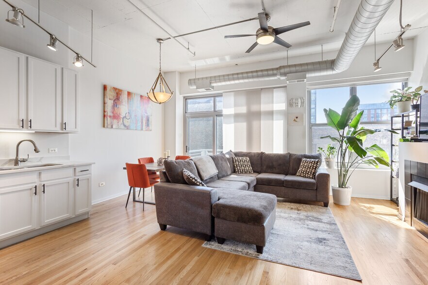 Spacious Living Area - 933 W Van Buren St