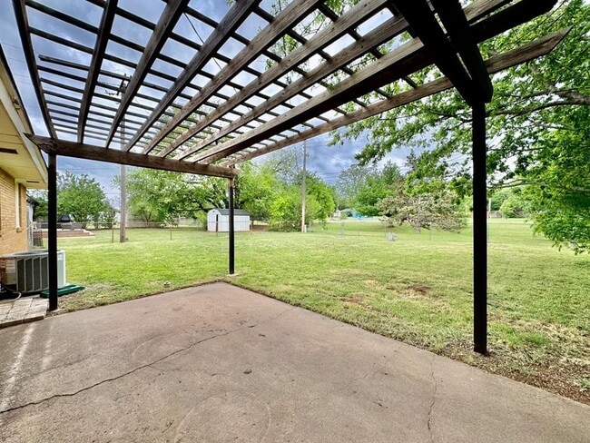 Building Photo - 9519 Stratford Dr