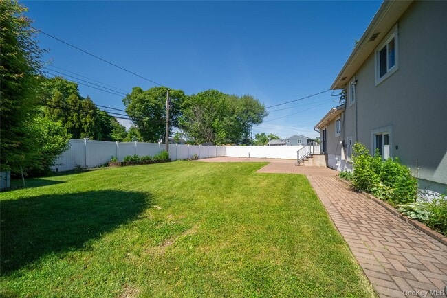 Building Photo - 6 Manor Dr