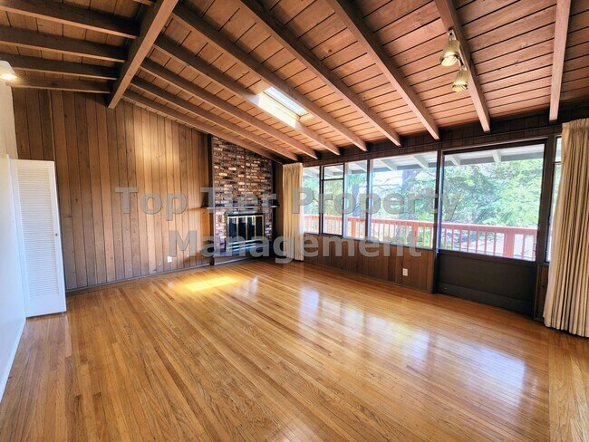 Building Photo - Beautiful 3-bedroom, 2-bathroom home locat...