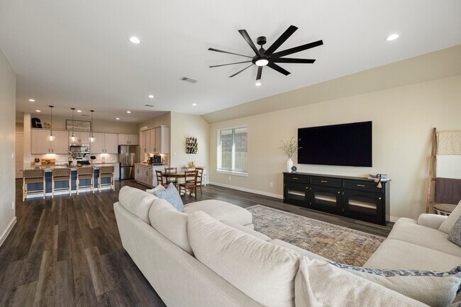 Building Photo - 573 Newcomb Holw Dr