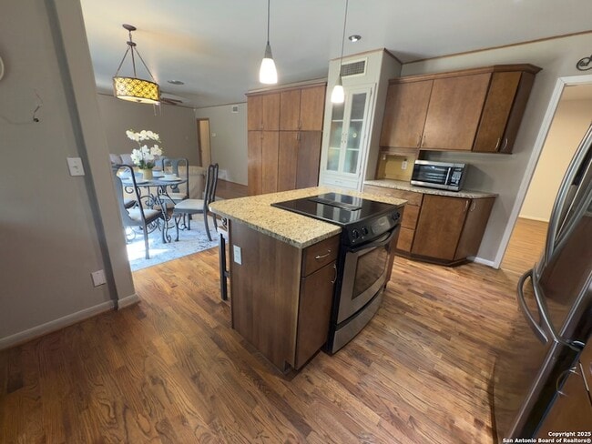 Building Photo - 11022 Dreamland Dr