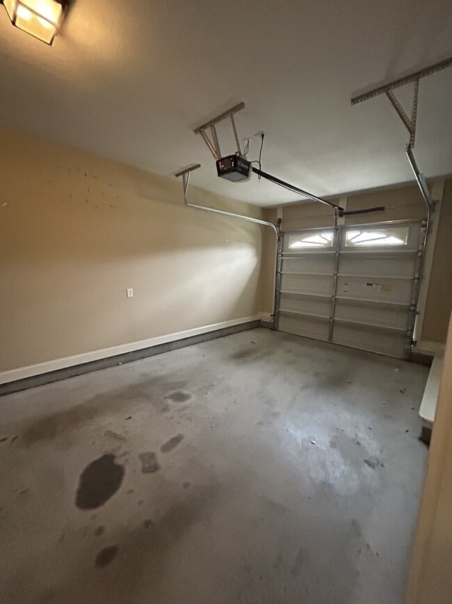 Building Photo - 1629 Brook Hollow Dr