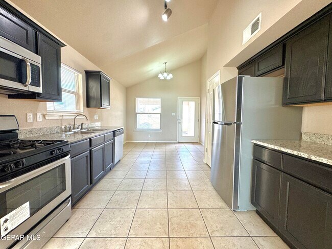 Building Photo - 3813 Loma Dante
