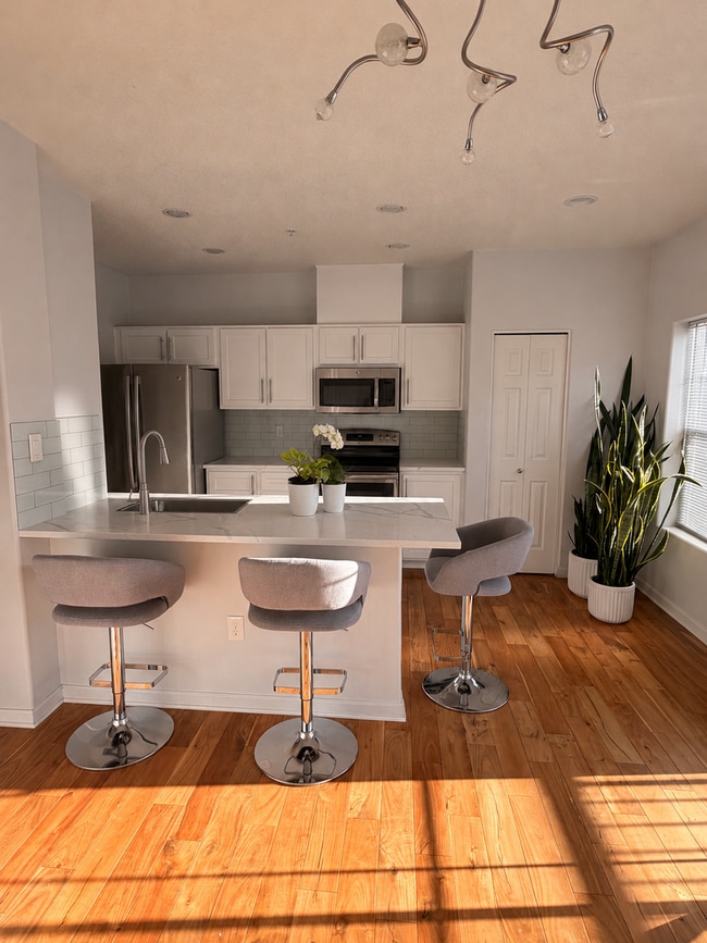 Building Photo - Beautifully updated end-unit townhome just one block from Progress Lake.