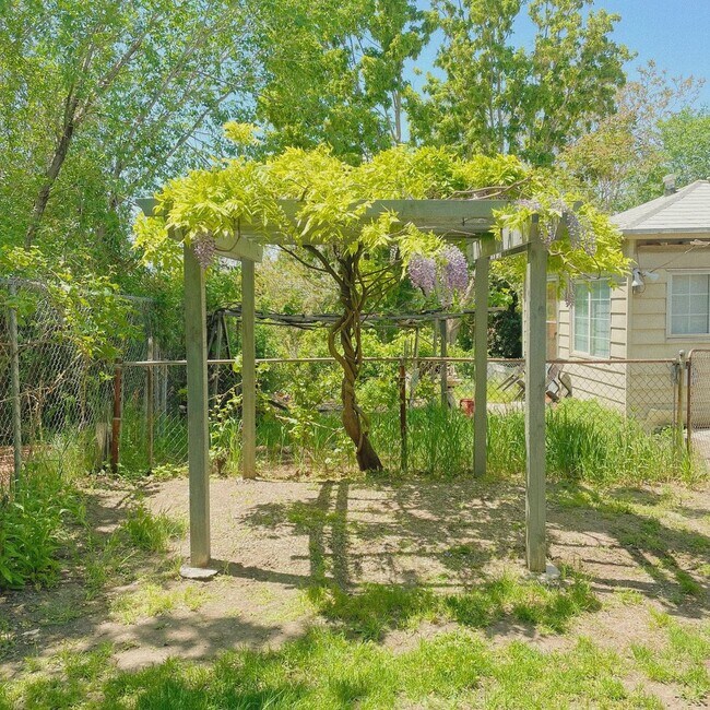 Building Photo - 107 W 500 N