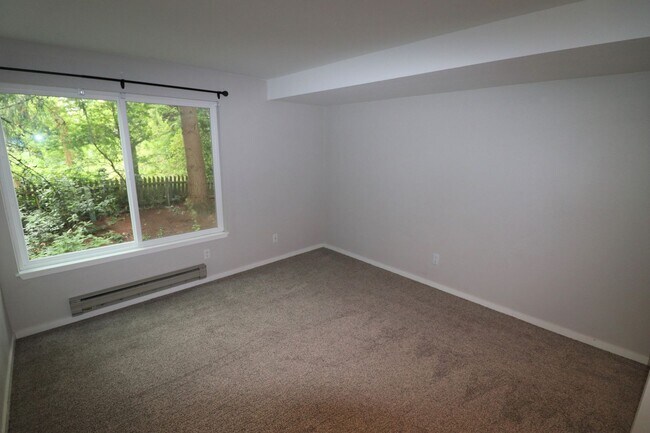 Building Photo - Spacious 1 Bed 1 Bath Corner Unit in North...