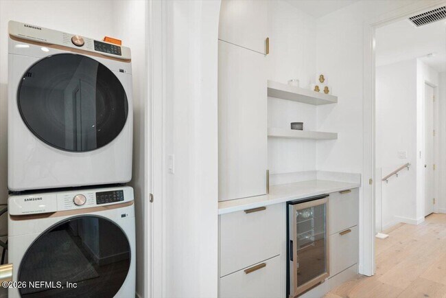 Building Photo - 114 12th Ave S