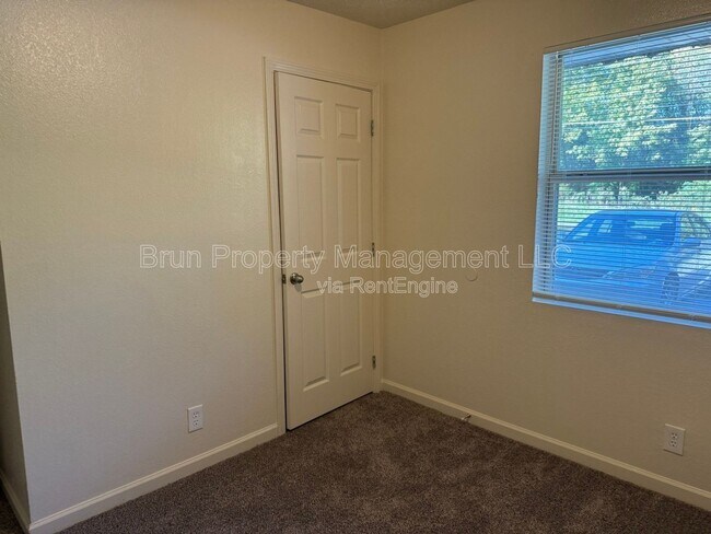 Building Photo - 516 E Red Bud Rd