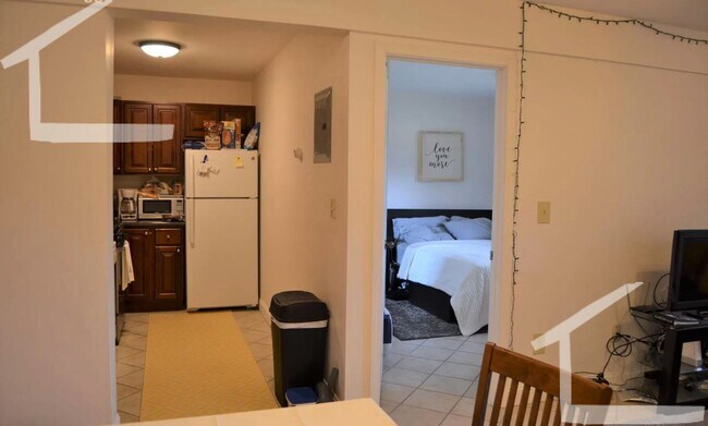 Building Photo - Great 2-bed with Pool!  Ht + HW Incl., 2 Parking Spots Included.  Cat Friendly