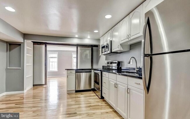 Building Photo - 1049 S Charles St