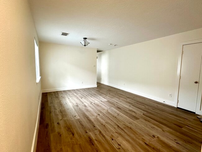 Building Photo - 10611 Cobblecreek Way