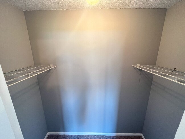 Building Photo - Adorable 2 bedroom, 2 1/2 bathroom townhom...