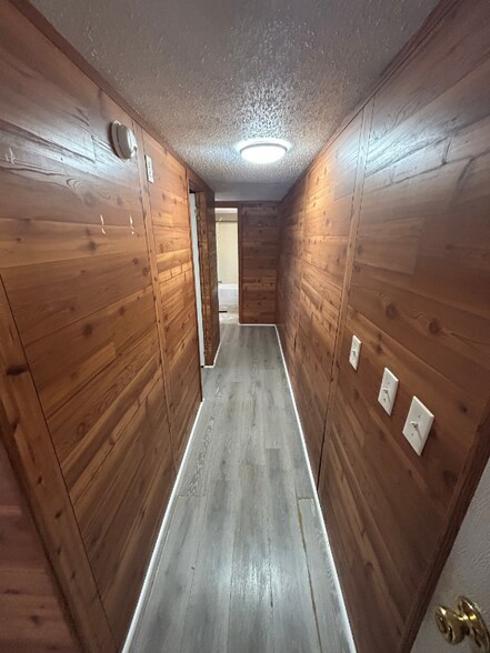 Building Photo - 2060 Deborah Ln