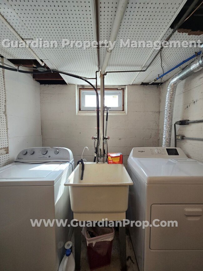 Building Photo - Available Now! Free Oct Rent! NE Minneapol...