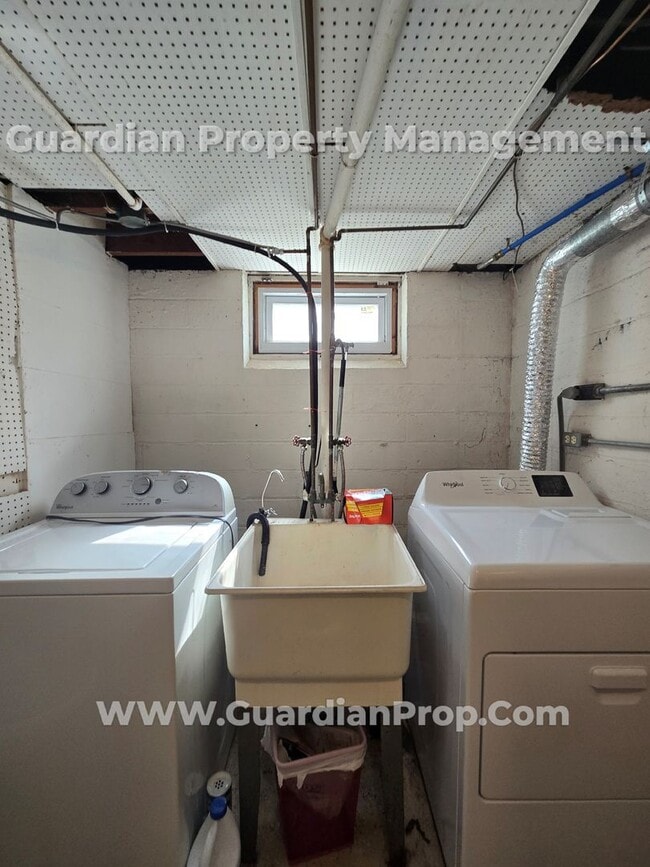 Building Photo - Free Nov. Rent! NE Minneapolis Single Fami...