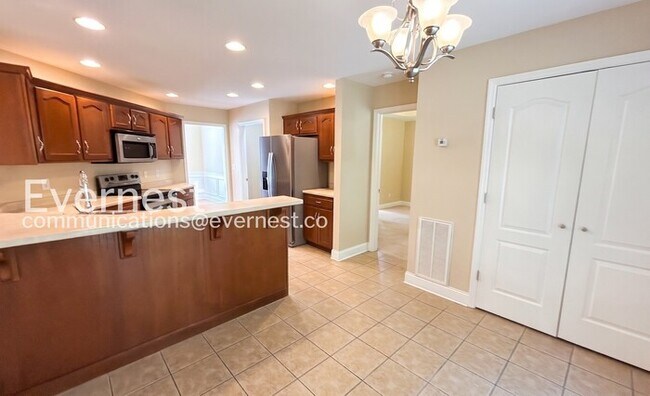 Building Photo - 4 Bed, 3 Bath Home with Garage / Pet-Friendly / Available Now!