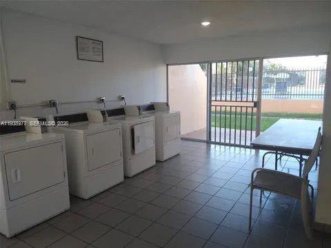 Building Photo - 8897 Fontainebleau Blvd