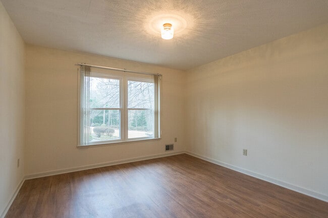 Building Photo - 1060 Windbrooke Ct