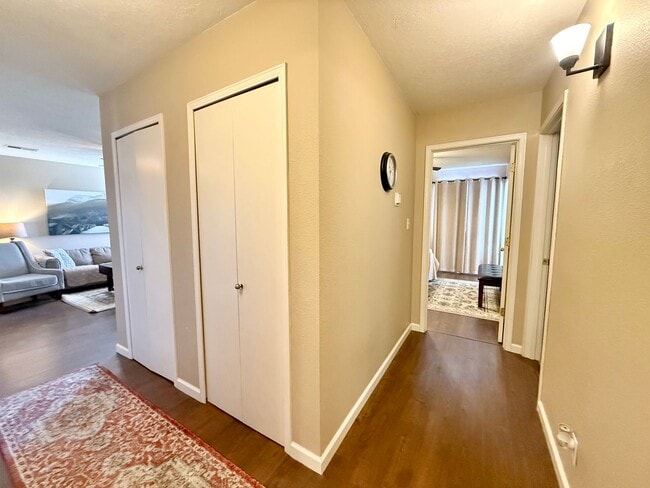 Building Photo - Beautiful Updated 3 Bedroom / 2 Bathroom Home in Prime Rio Rancho Location