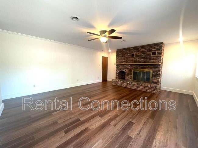 Building Photo - 3300 W Hawthorne Ct