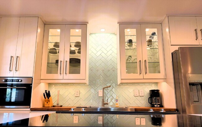 Building Photo - Tempe Gem - Fully furnished with a pool