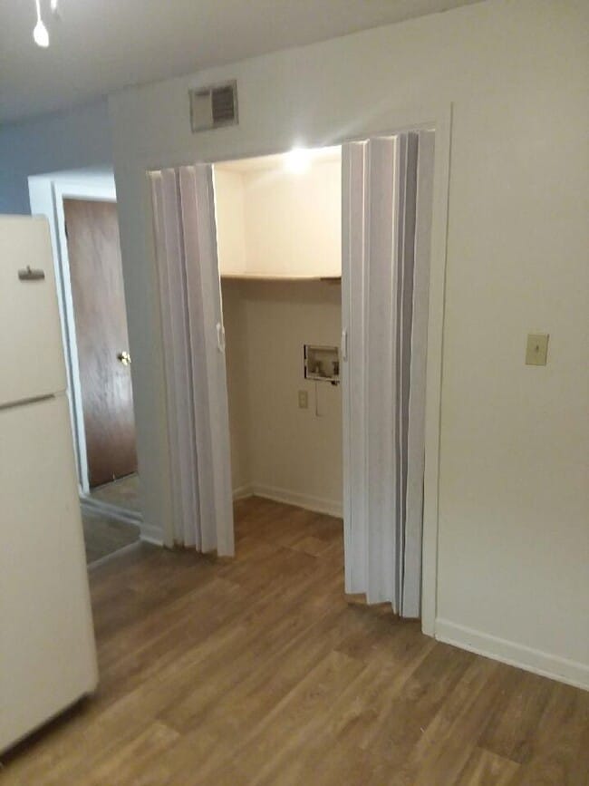 Building Photo - 2 bedroom 1 bath condo