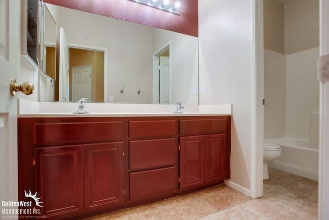 Building Photo - Stunning 3Bdm 2.5Ba Townhome in Carmel Valley