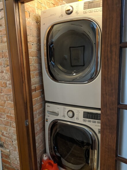 Full size washer/dryer - 3933 Trumbull St