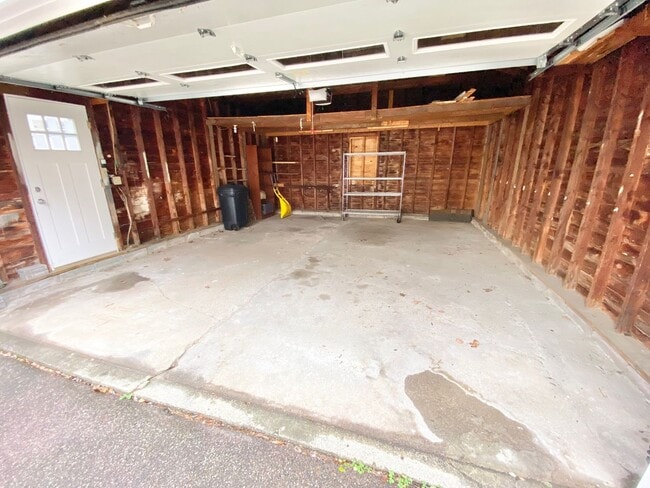 Building Photo - 4 Bedroom Home in Burlington VT Available NOW!