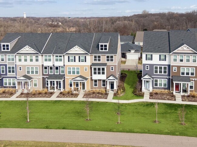 Building Photo - Spacious 3bed 3bath Townhome in Chaska!