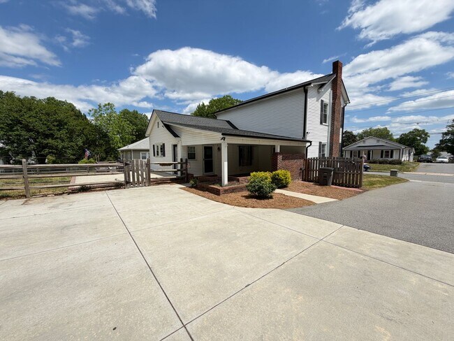 Building Photo - Charming & Spacious 3-Bedroom Home with a Large Fenced Yard!