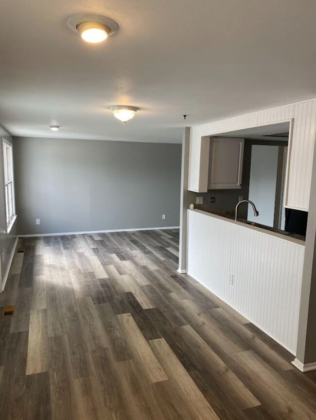 Building Photo - Renovated townhome! 3 beds, 2 baths, with ...