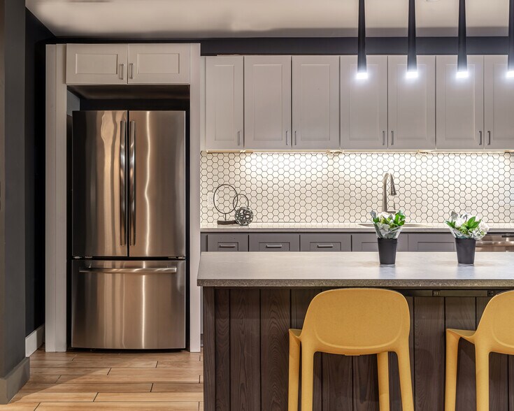 Building Photo - Luxury On Pine