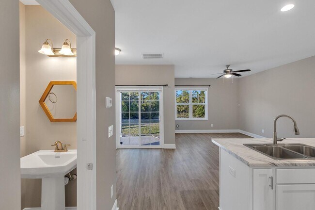 Building Photo - 3 BR close to Stone Bay!