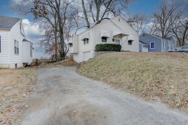 Building Photo - Cute 2 bedroom single family house in Bel-nor with attached garage.