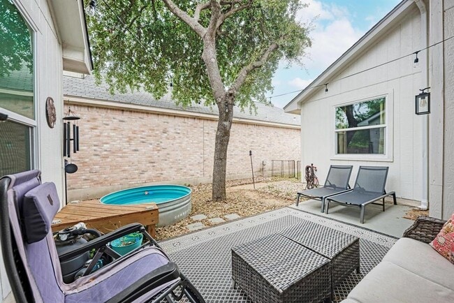Building Photo - 922 Thackeray Ln