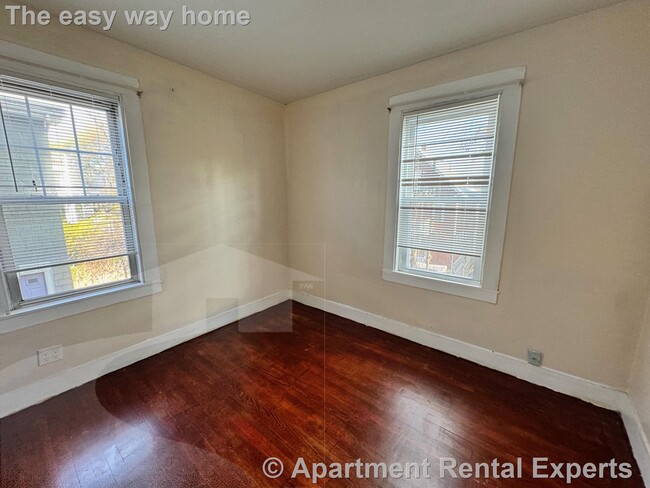 Building Photo - Somerville/Davis Square 3 Bedroom