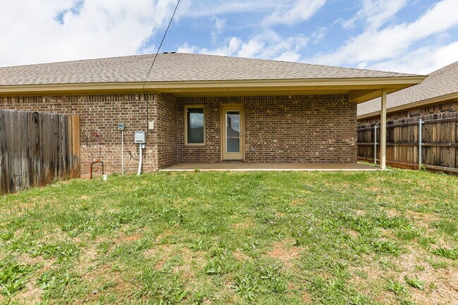 Building Photo - Beautiful Duplex in Shallowater