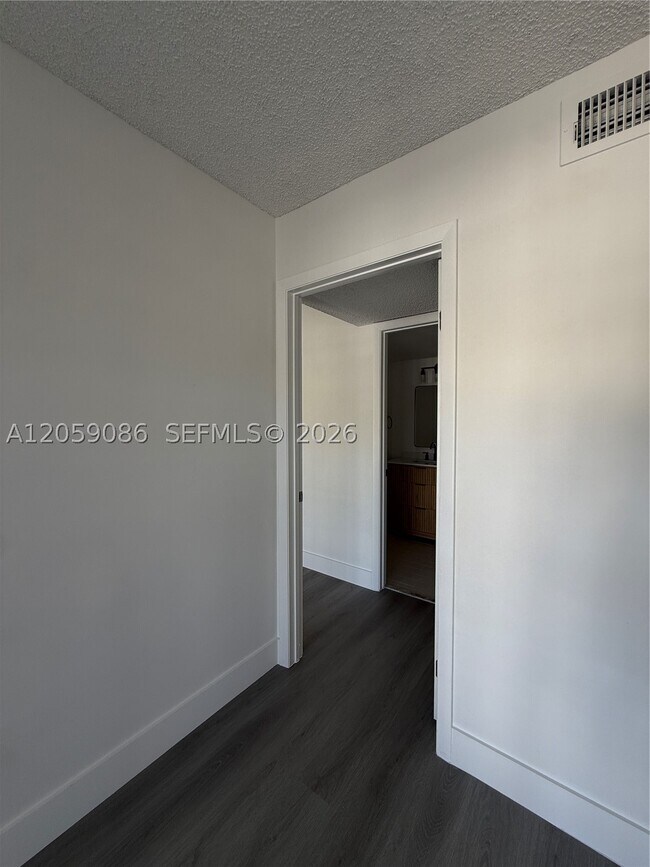 Building Photo - 510 S Park Rd
