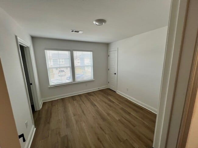 Building Photo - Brand new rental