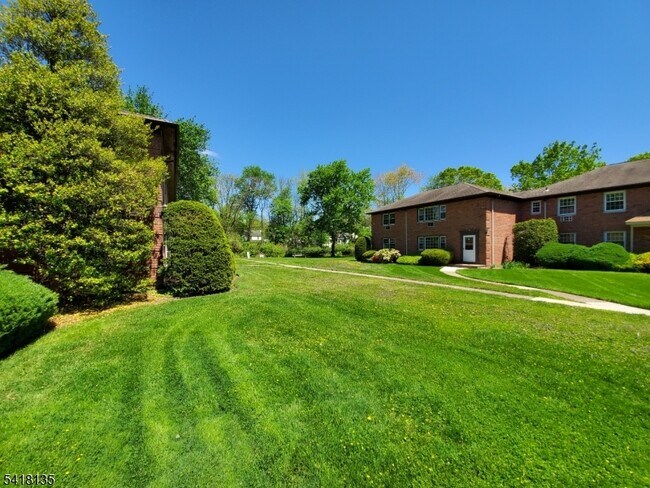 Building Photo - 206 Main St