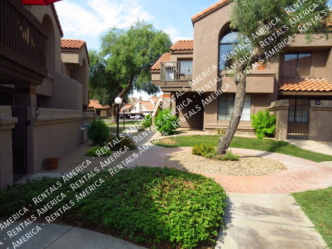Building Photo - 925 N College Ave