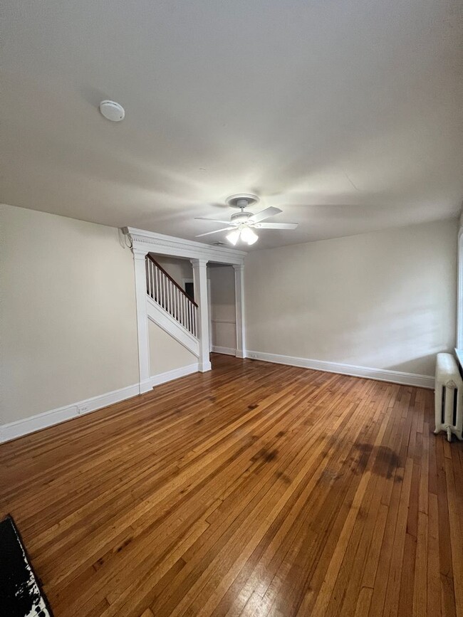 Building Photo - Renovated 4 Bedroom Townhouse! Off Street ...