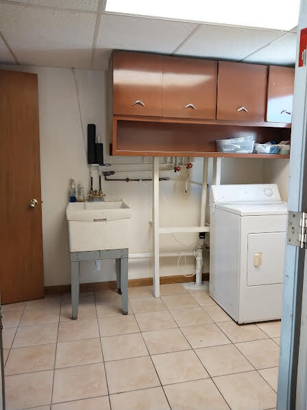 Laundry - 10506 Caddy Ln