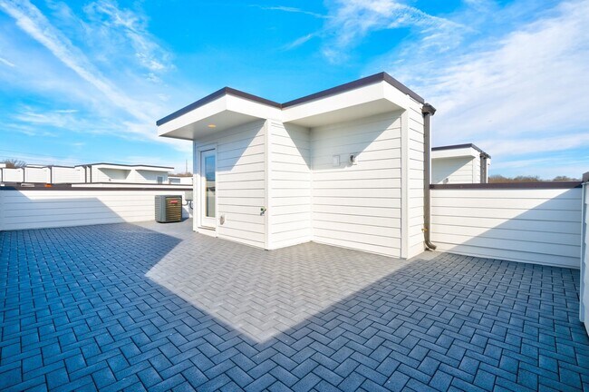 Building Photo - Youngs Lane Luxury Townhome