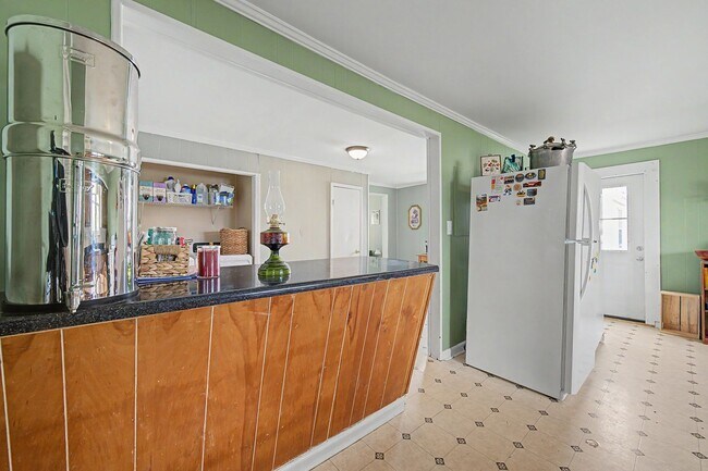 Building Photo - Spacious 5-Bedroom Home Near Radford University