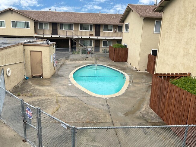 Building Photo - 870 Burbank Dr