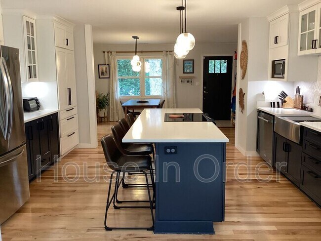 Building Photo - 23 Moore Ave