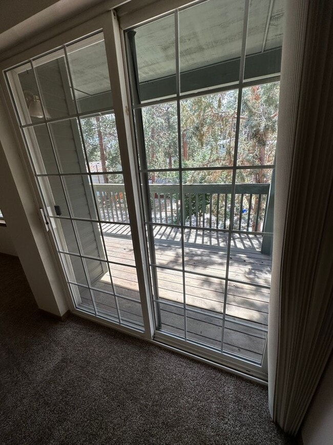 Building Photo - Townhouse Close to COCC! All New Carpet & ...